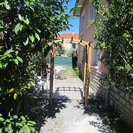 Apartamento T2 Refait A Neuf Avec Petit Jardin Et Parking Millau Exterior foto