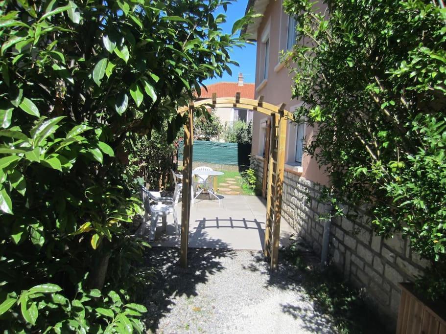 Apartamento T2 Refait A Neuf Avec Petit Jardin Et Parking Millau Exterior foto